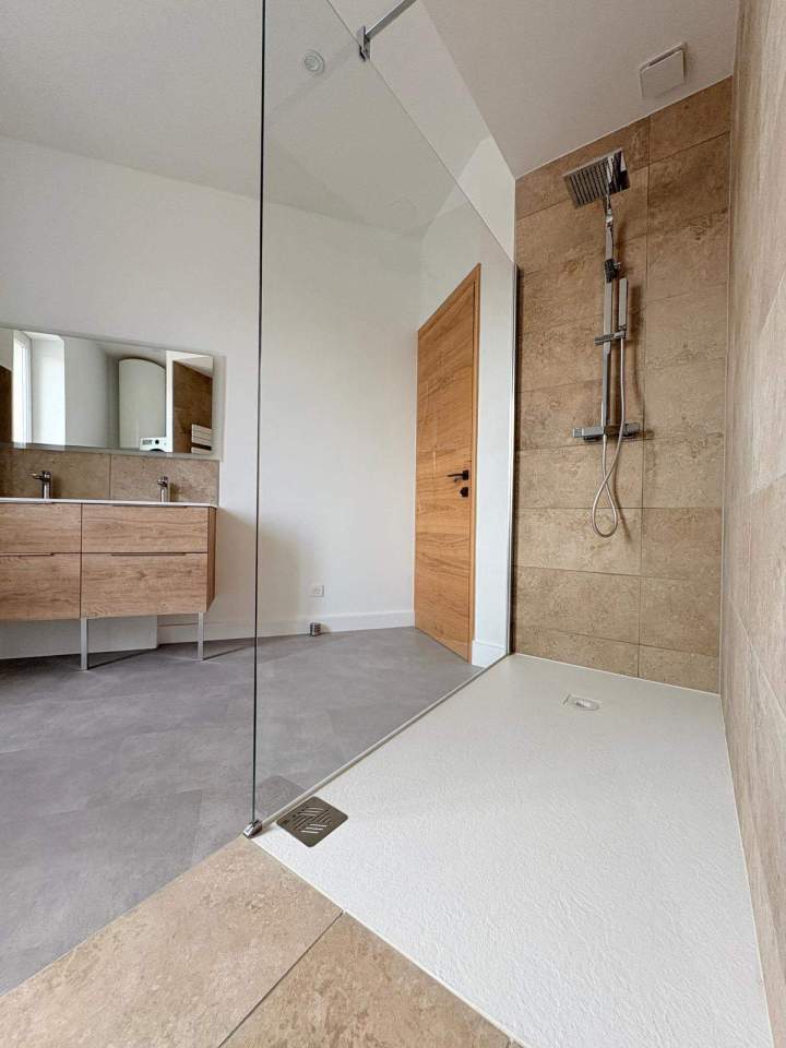 Conception de salles de bains uniques et fonctionnelles.