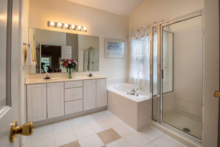 L'intérieure d'une salle de bains